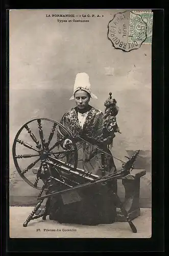 AK Fileuse du Cotentin, Frau an einem Spinnrad