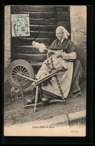 AK Femme filant au Rouet, Alte Dame an einem Spinnrad