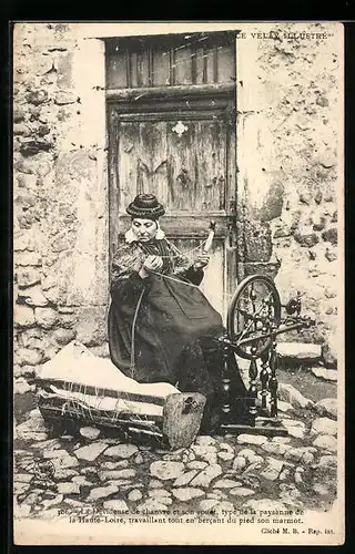 AK La Dèvideuse de chanvre et son rouet, Frau mit Spinnrad