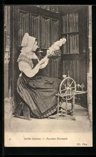 AK Paysanne Normande, Dame mit Spinnrad