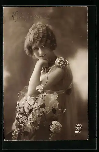 Foto-AK A. Noyer Nr. 2921: Hübsche Dame mit Blumenarrangement, Anniversaire
