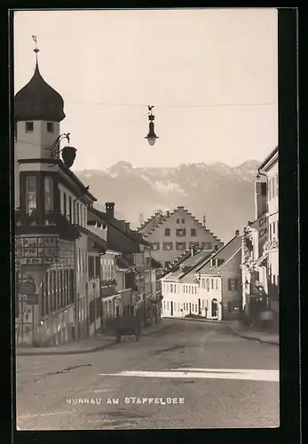 AK Murnau am Staffelsee, Strassenpartie mit Geschäften