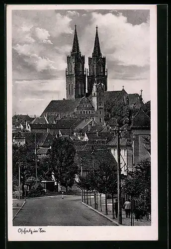 AK Oschatz in Sa., Strassenpartie mit Kirche