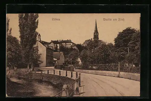 AK Löbau i. Sa., Partie am Fluss, Blick zum Kirchturm