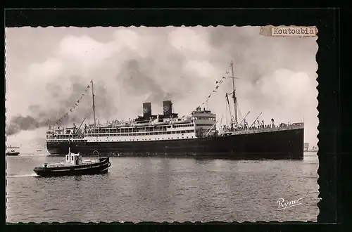 AK Passagierschiff Koutoubia, ein kleiner Schlepper steuert den Dampfer an