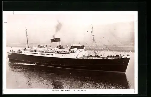 AK Passagierschiff S.S. Arnhem der British Railways, das Schiff passiert einen Kanal