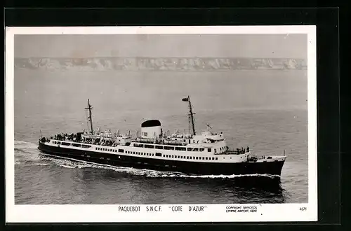 AK Passagierschiff S.N.C.F. Cote D`Azur auf See gesehen, die Küste im Hintergrund