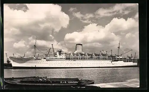 AK Passagierschiff P&O Chusan, Blick auf das ganze Schiff im Hafen