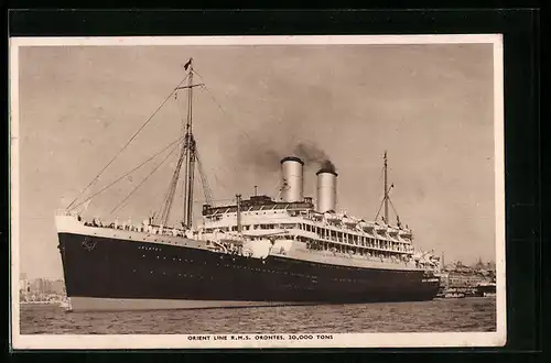 AK Passagierschiff R.M.S. Orontes, der Dampfer der Orient Line passiert eine Stadt