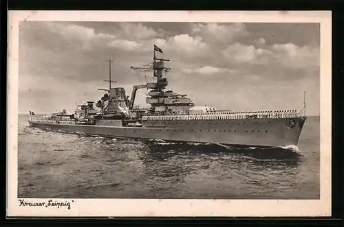 AK Kreuzer Leipzig auf See, Mannschaft in Paradeaufstellung an Deck