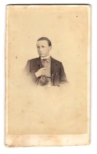 Fotografie A. Stempfel, Ort unbekannt, Junger Herr im Anzug mit Krawatte