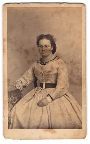 Fotografie J. Fischer, Basel, St. Clara-Str. 34, Junge Dame im karierten Kleid