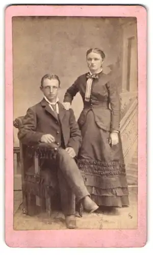 Fotografie unbekannter Fotograf und Ort, Junges Paar in hübscher Kleidung