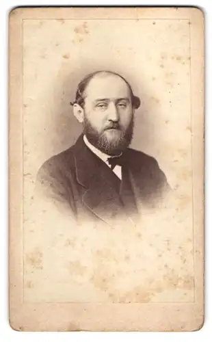 Fotografie Buchner, Stuttgart, Elegant gekleideter Herr mit Vollbart