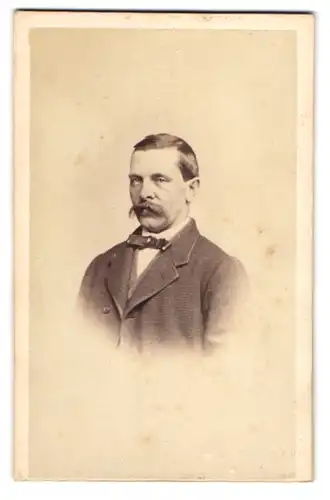 Fotografie Fr. Gysi, Aarau, Bürgerlicher Herr mit Schnauzbart