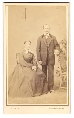 Fotografie C. Koch, Ludwigsburg, Junges Paar in modischer Kleidung