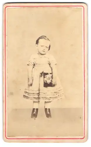 Fotografie unbekannter Fotograf und Ort, Kleines Mädchen im Kleid