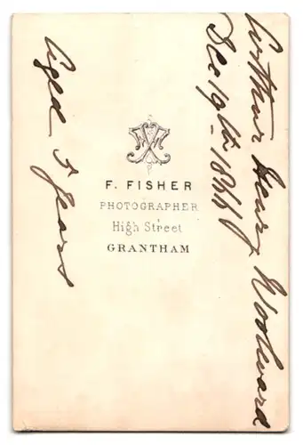 Fotografie F. Fisher, Grantham, High Street, Kleines Mädchen im weissen Kleid