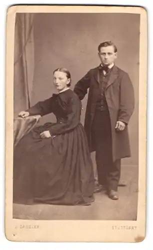 Fotografie J. Gaugler, Stuttgart, Calwer Str. 58, Junges Paar in modischer Kleidung
