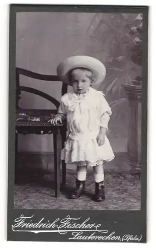 Fotografie Friedrich Fischer, Lauterecken /Pfalz, Kind im weissen Kleid mit Hut