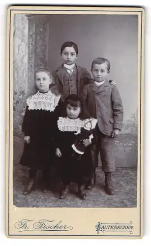 Fotografie Friedrich Fischer, Lauterecken /Pfalz, Zwei Jungen und zwei Mädchen in hübscher Kleidung