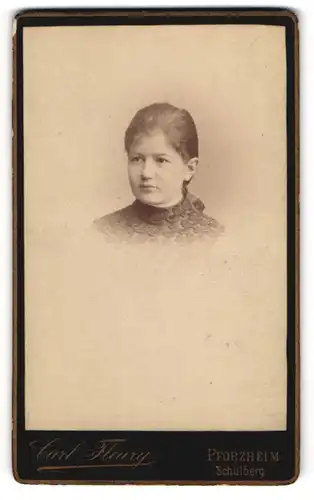 Fotografie Carl Fleury, Pforzheim, Schulberg, Junge Dame mit zurückgebundenem Haar