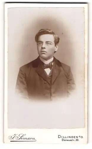 Fotografie J. Simson, Dillingen a. D., Donaustr. 39, Elegant gekleideter Herr mit Brille