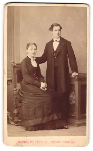 Fotografie F. Brandseph, Stuttgart, Marienstr. 36, Junges Paar in eleganter Kleidung