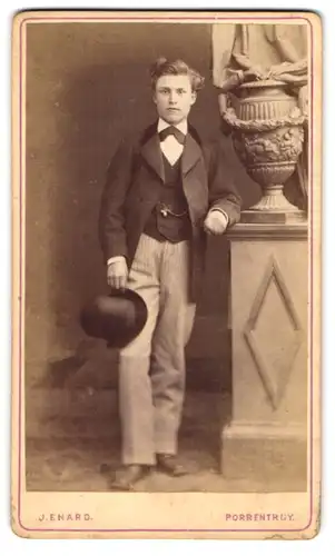 Fotografie J. Enard, Porrentruy, Junger Herr in modischer Kleidung