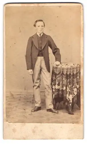 Fotografie Christian Dannhof, Homburg v. d. Höhe, Untere Promenade 19, Junger Mann in modischer Kleidung