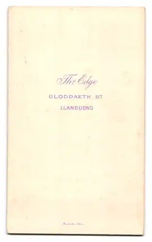 Fotografie Ths Edge, Llandudno, Gloddaeth St., Charmanter Herr im Anzug mit Fliege