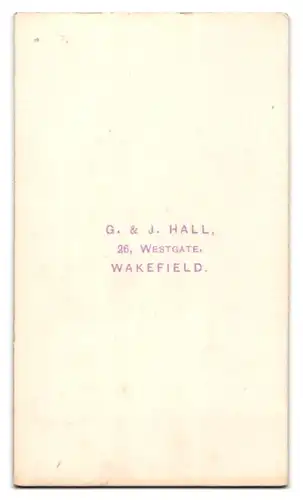 Fotografie G. & J. Hall, Wakefield, 26, Westgate, Junge Dame im hübschen Kleid