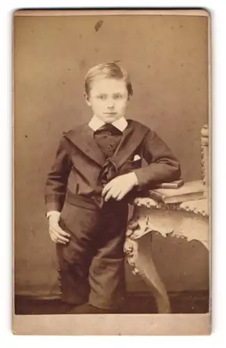 Fotografie Lawrence Lowe, St. John`s Wood /N.-W., 10, Queens Terrace, Junge in modischer Kleidung