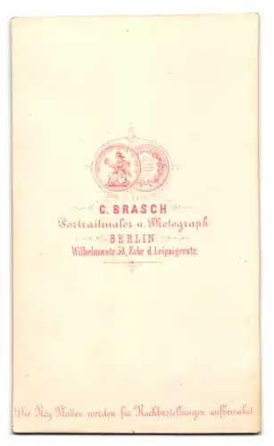 Fotografie C. Brasch, Berlin, Wilhelmsstr. 58 Ecke der Leipzigerstr. Beleibte Dame mit Kragenbrosche