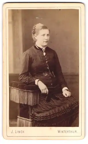 Fotografie J. Linck, Winterthur, Junge Dame in hübscher Kleidung