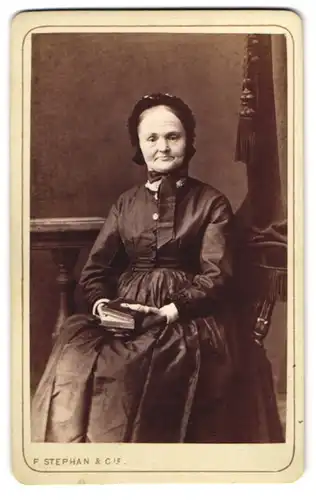 Fotografie F. Stephan & Cie., Winterthur, Ältere Dame im Kleid mit Haube