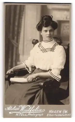 Fotografie H. Tell, Hagen i. W., Elberfelderstr. 47, Junge Dame in modischer Kleidung
