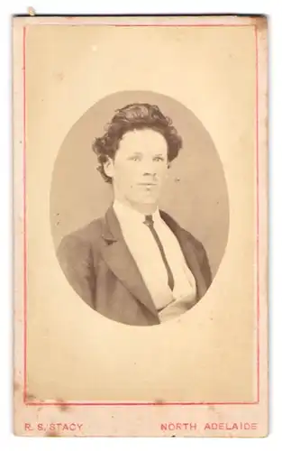 Fotografie R. S. Stacy, North Adelaide, Junger Herr im Anzug mit Krawatte
