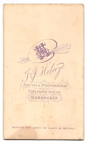 Fotografie T. & J. Holroyd, Harrogate, Älterer Herr im Anzug mit Vollbart