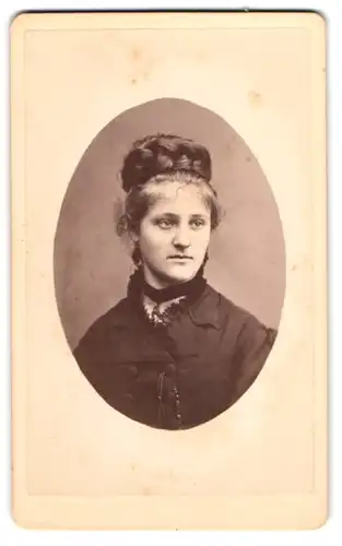 Fotografie Chr. Beitz, Arnstadt, Junge Dame mit Hochsteckfrisur