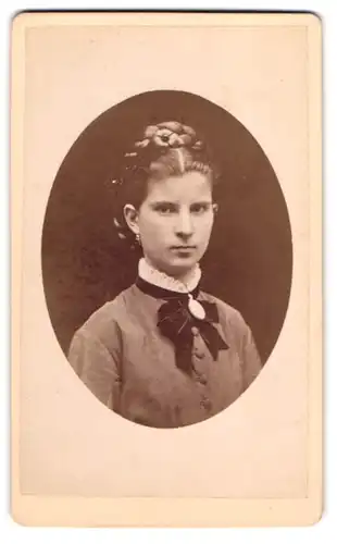 Fotografie Chr. Beitz, Arnstadt, Junge Dame mit Flechtfrisur und Amulett