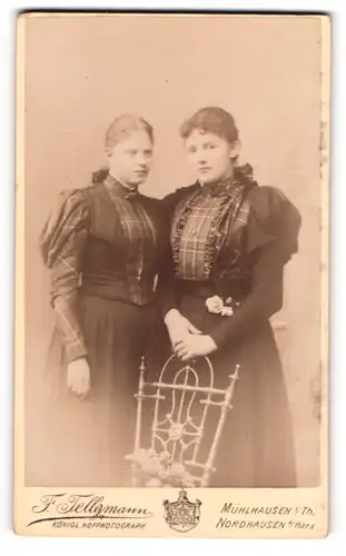 Fotografie F. Tellgmann, Mühlhausen i. /Th., Zwei junge Damen in modischer Kleidung