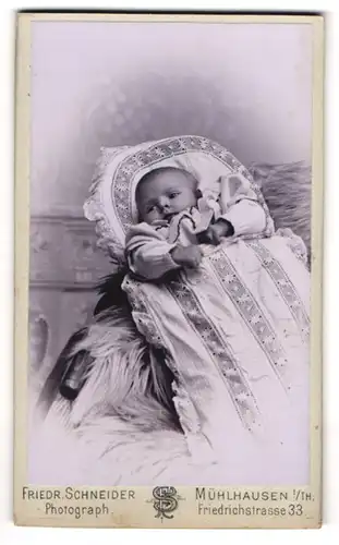 Fotografie Friedr. Schneider, Mühlhausen i. Th., Friedrich-Str. 33, Süsses Kleinkind im Babybett