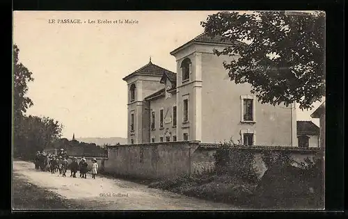 AK Le Passage, Les Ecoles et la Mairie