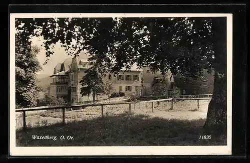AK Waxenberg, Blick auf ein grosses Gebäude