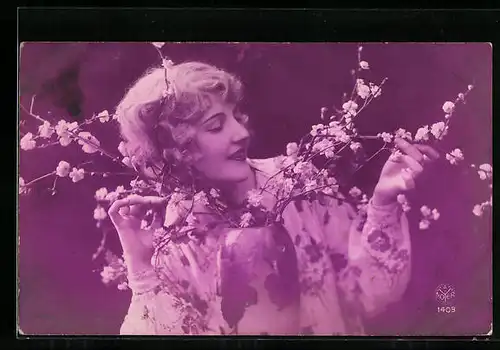 Foto-AK A. Noyer Nr. 1403: Junge Dame mit blühenden Zweigen