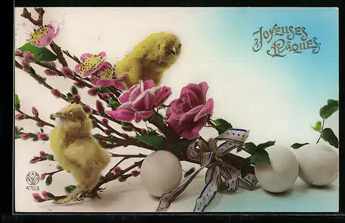 Foto-AK A. Noyer Nr. 4763: Zwei Küken mit Eiern und Rosenzweig, Ostergruss
