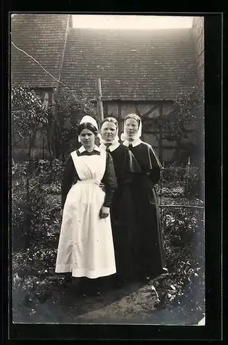 AK Schwestern in einem Kräutergarten