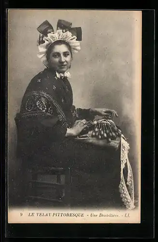 AK Velay, Une Dentellière, Frau beim Klöppeln