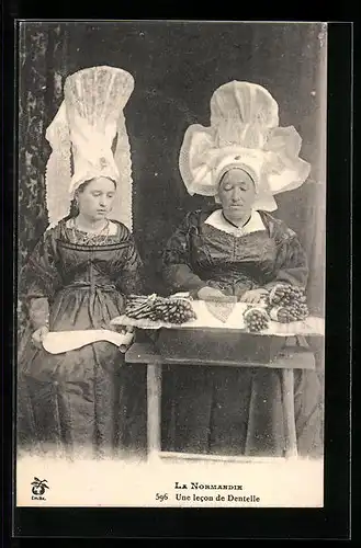 AK La Normandie, Une lecon de Dentelle, Frauen beim Klöppeln
